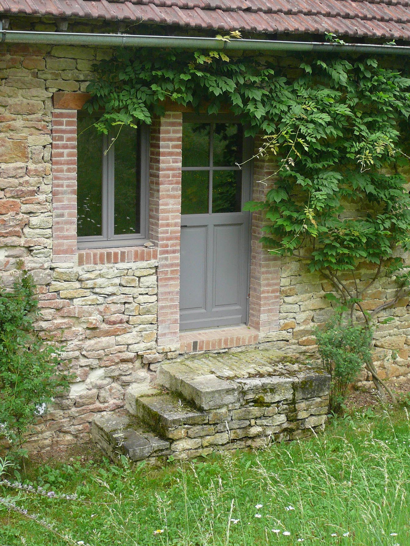 Ste Colombe en Auxois Percement d'une porte et d'une fenêtre entourage en brique